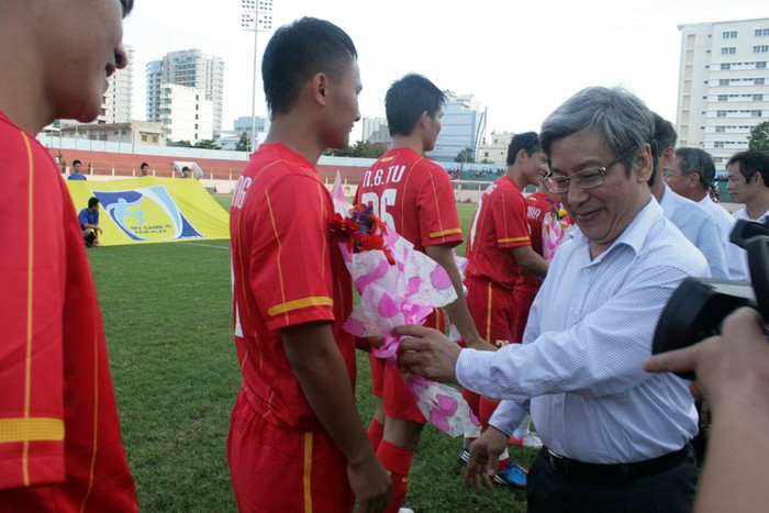 Lãnh đạo Tỉnh Khánh Hòa tặng hoa động viên các tuyển thủ trước trận đấu...